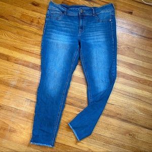 Maurices medium wash low rise skinny jeans sz 16